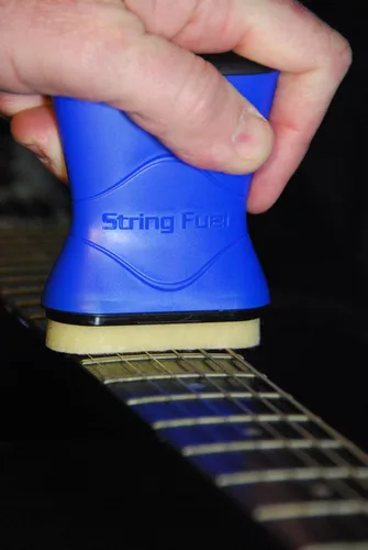 Miniatura 3 de MusicNomad Limpiador y Lubricante de Cuerdas de Guitarra String Fuel con Paño de Microfibra (MN109)