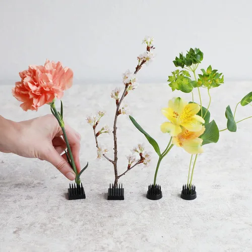 Miniatura 3 de Wazakura 4 piezas de mini Ikebana Kenzan negro, fabricado en Japón, diseño floral, soporte redondo y cuadrado para flores (negro Mini Kenzan)
