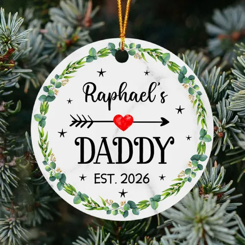 Miniatura 8 de Adorno de Navidad con texto en inglés "Your First Christmas As My Daddy 2025", regalo de recuerdo personalizado para nuevo papá Adorno Your Are