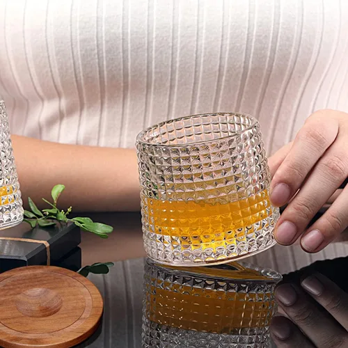 Miniatura 6 de Juego de 2 vasos de whisky giratorios, vasos de cristal con 2 posavasos creativos de nogal y caja de regalo, para escocés, bourbon, cócteles