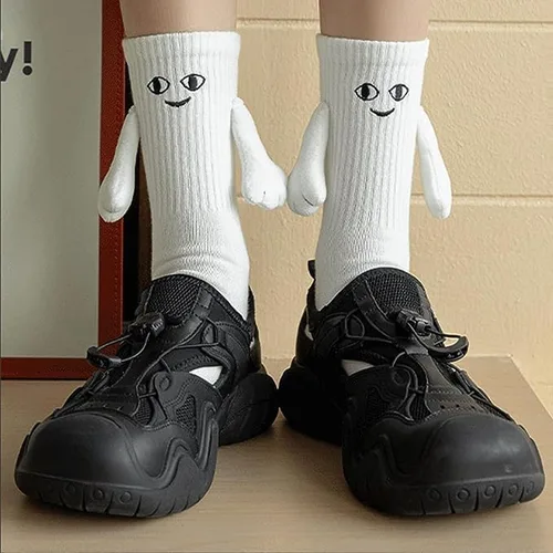 Miniatura 3 de Lucakuins Calcetines de mano divertidos Novlty Parejas Magnéticos Tomados de las Manos Calcetines Unisex 3D Muñeca Medio Tubo Mano en Calcetines