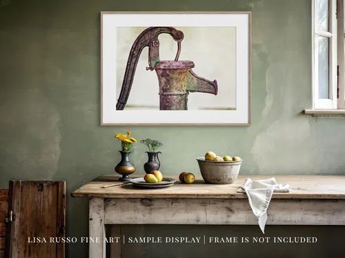 Miniatura 2 de LISA RUSSO FINE ART - Impresión artística de pared con bomba de agua vintage - Fotografía artística sin marco - Casa de campo, baño rústico, cocina