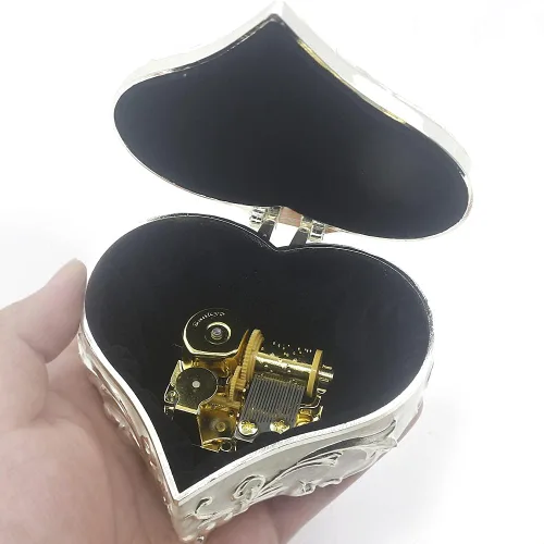 Miniatura 20 de ROSIKING Caja de música de aleación de metal en relieve en forma de corazón azul, caja musical antigua para joyería con cuerda, regalos