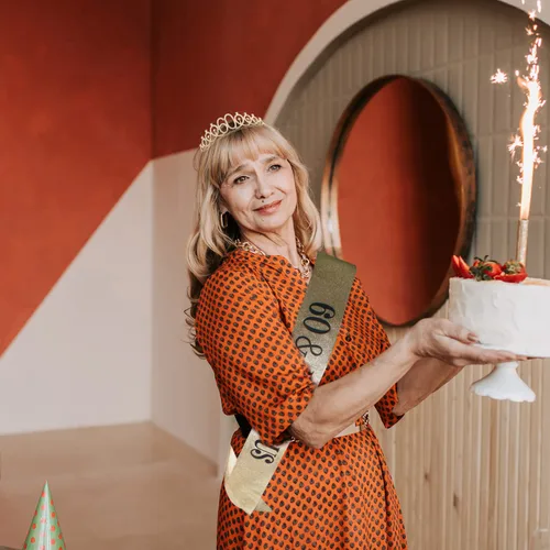 Miniatura 4 de Banda y tiaras de 60 cumpleaños para mujer, decoraciones de cumpleaños 60 para mujer, fabulosa banda y corona para mujeres de 60 años y fabulosos
