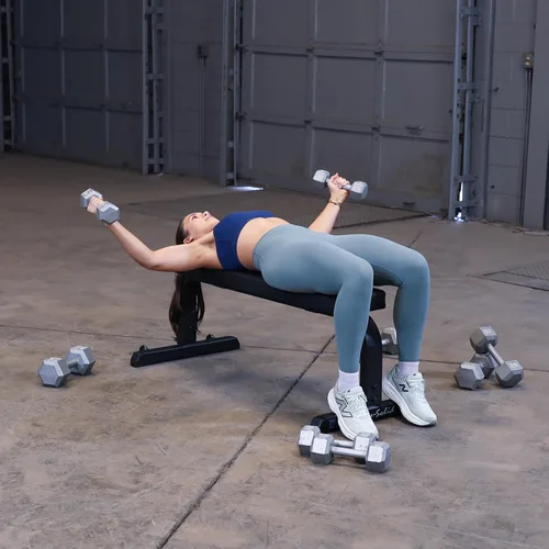 Miniatura 5 de Body-Solid (GFB350B) Banco de pesas plano de 600 libras de capacidad ajustable para entrenamiento de fuerza, estiramiento, ejercicios abdominales