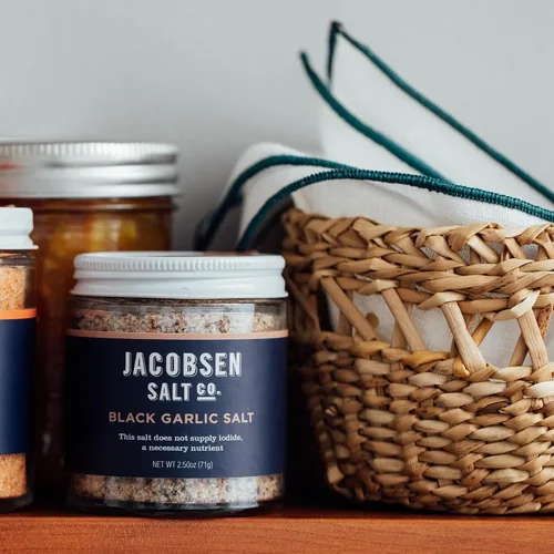Miniatura 3 de Jacobsen Salt Co. Sal de ajo negro – Sal marina kosher, no yodada, fabricada en Estados Unidos, sin OMG, condimento para carne, sabor a Umami, sal