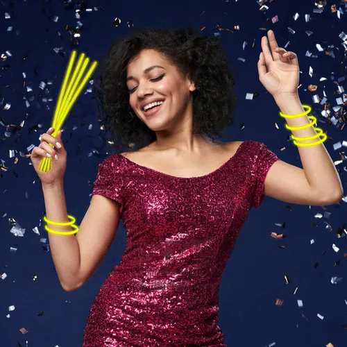 Miniatura 3 de 300 varillas de brillo amarillas a granel, pulseras iluminadas con conectores, suministros de fiesta que brillan en la oscuridad, palos brillantes