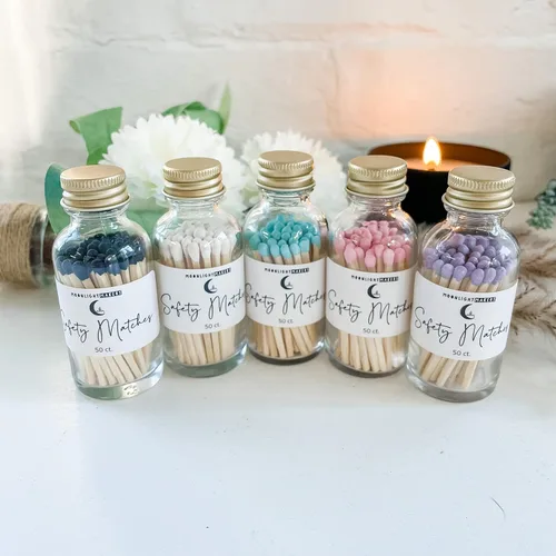 Miniatura 5 de Moonlight Makers Fancy Matches in Jar - 50 fósforos de seguridad de madera, tarro decorativo de vidrio con golpeador, soporte reutilizable, tapa Rosa