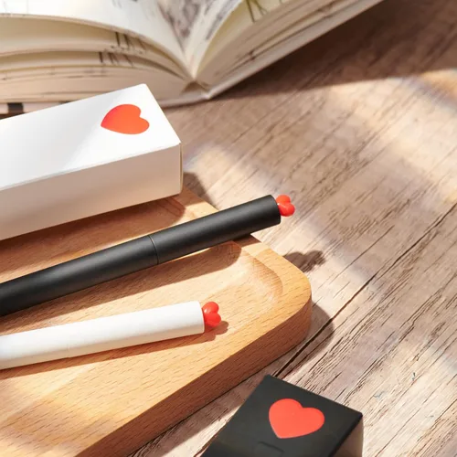 Miniatura 5 de Kaco FIRST Bolígrafos de Gel, Juego de 2 Piezas de Papelería Linda con Diseño de Corazón, Incluyen 4 Recargas Negras Extra de Secado Rápido, 2 blanco