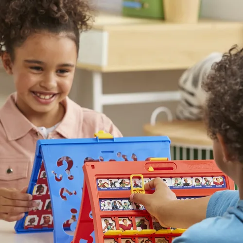 Miniatura 5 de Hasbro Gaming Adivina quién? Marco original, fácil de cargar, hoja de personajes de doble cara, juegos de mesa para 2 jugadores para niños