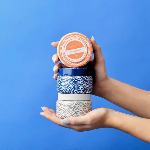 Miniatura 3 de Capri Blue Volcano - Vela en tarro de lata de viaje estampada, vela de lujo con una mezcla de cera de soja de larga duración, perfumada con Azul