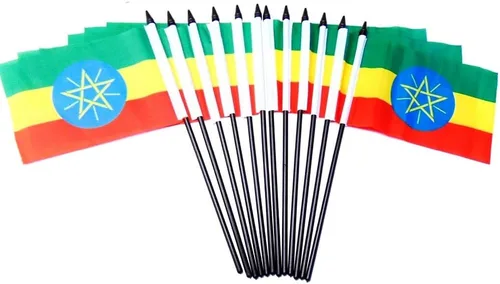 Miniatura 83 de Paquete de 12 banderas de escritorio de oficina en miniatura de poliéster internacional de 4 x 6 pulgadas, 1 docena de banderas pequeñas de 4 x 6