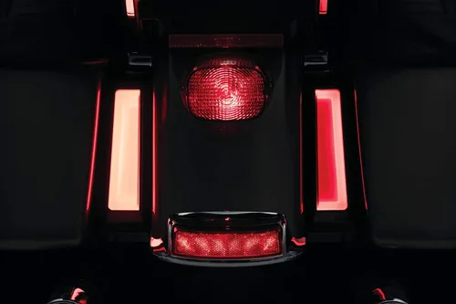 Miniatura 5 de Kuryakyn 2901 Accesorio de iluminación de motocicleta: Tracer LED de funcionamiento/giro/freno para alforja para motocicletas Harley-Davidson Brillo