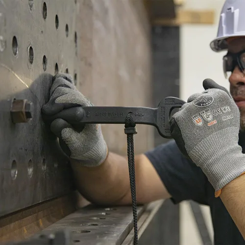 Miniatura 8 de KLEIN TOOLS 3212TT Llave de boca abierta de construcción con orificio para amarrar, fabricada en EE. UU., apertura nominal de 1-1/4 pulgadas, perno