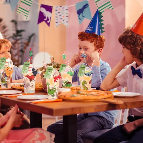 Miniatura 3 de Qilery 195 piezas de 16 invitados de dinosaurio para fiestas de cumpleaños para niños, incluye taza de plástico con tapa, pajita, llavero, pulsera