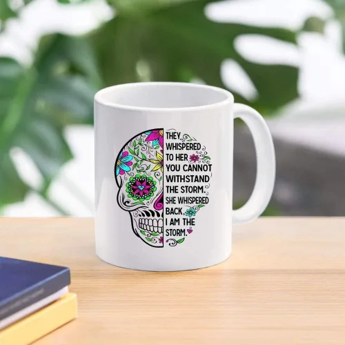 Taza de café blanca divertida con texto en inglés "They susurrated to her you can't stand the storm she whispered back I am the storm, con texto en