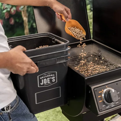 Miniatura 3 de Kit de cubo de pellets Oklahoma Joe's + guantes desechables para barbacoa