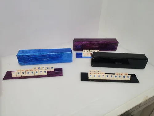 Miniatura 5 de Lucite Rumikub - Juego de azulejos, soportes y caja acrílica de almacenamiento incluidos (mármol azul/mármol blanco)