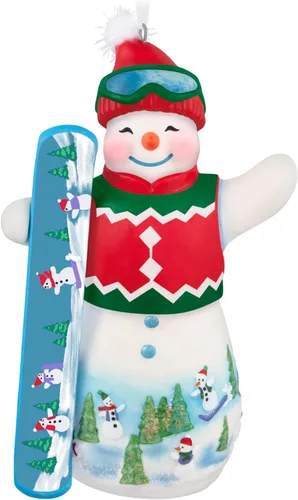 Hallmark Keepsake Adorno de Navidad 2025, Snowtop Lodge Ollie U. Halfpipe, porcelana, muñeco de nieve, regalos para coleccionistas