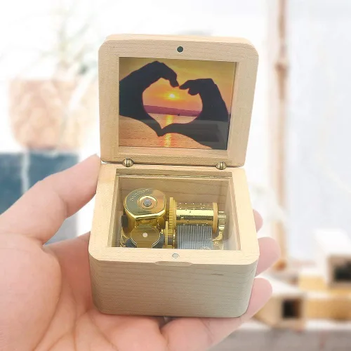 Sinzyo - Caja de música natural de madera con fotos personalizables, caja musical con cuerda, regalos para Navidad, cumpleaños y San Valentín