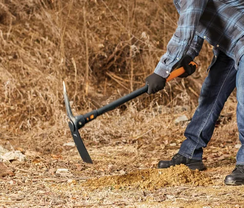 Miniatura 6 de Pico y azada Pro IsoCore de Fiskars de doble extremo con reducción de golpes, 36 pulgadas.