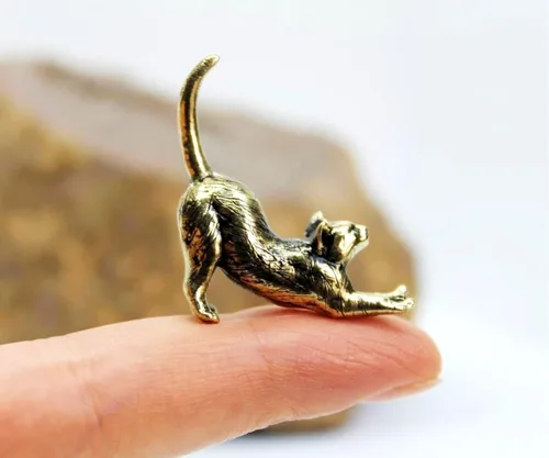 Miniatura 9 de Figura de gato estirada fundida a mano en latón, pequeño gatito, regalo coleccionable para amantes de los gatos, pequeña baratija decorativa de metal