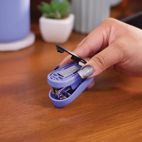 Miniatura 5 de Swingline Minigrapadora, Tot, capacidad para 12 hojas, incluye removedor de grapas integrado y 1000 grapas estándar, morado - S7079173 Púrpura