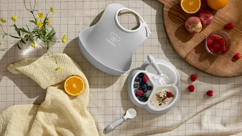 Miniatura 3 de BabyBjörn Juego de comida de 4 piezas, gris Incluye plato, tenedor, cuchara y taza Apto para lavavajillas Juego de alimentación para niños