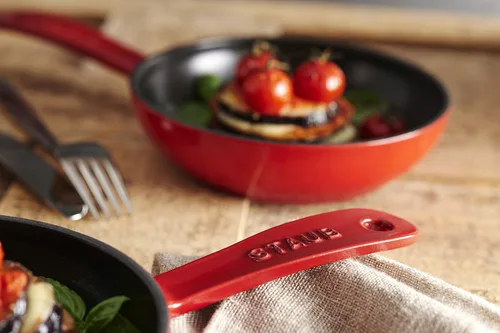 Miniatura 2 de staub Skillet 40501-146 - Sartén de cereza de 6.3 pulgadas (6.3 in), fundición esmaltada, hierro, compatible con inducción, producto auténtico Rojo