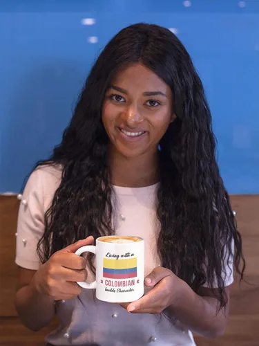 Living With Colombian Builds Personaje. Taza de café y té de recuerdo de Colombia para amigos que nacieron en Colombia, extranjero, visitante,