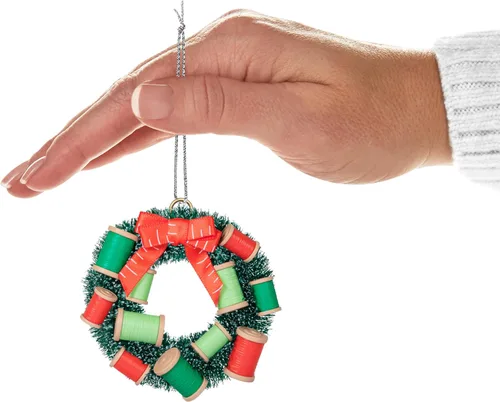 Miniatura 8 de Hallmark Keepsake Adorno navideño colgante 2024, "We Needle Little Christmas", Regalos para artesanos