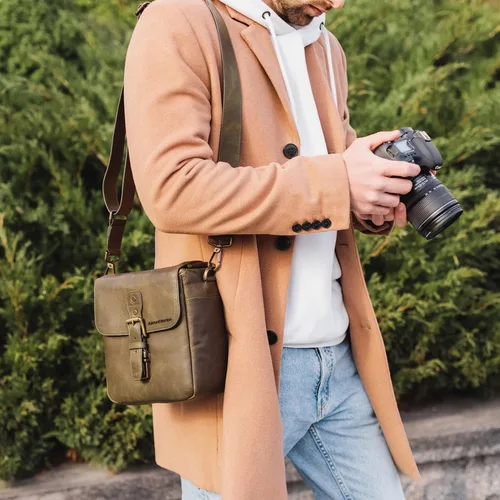 Miniatura 3 de Bolso bandolera para cámara de piel auténtica MegaGear, para cámaras mirrorless, dispositivo electrónico portátil Caqui Verde