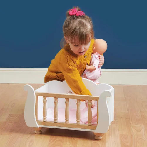 Miniatura 5 de Le Toy Van - Juguete educativo de madera, juego de rol, hermosa cuna y cuna de muñeca de trineo Juego de cochecito de juguete para niñas de 3 años