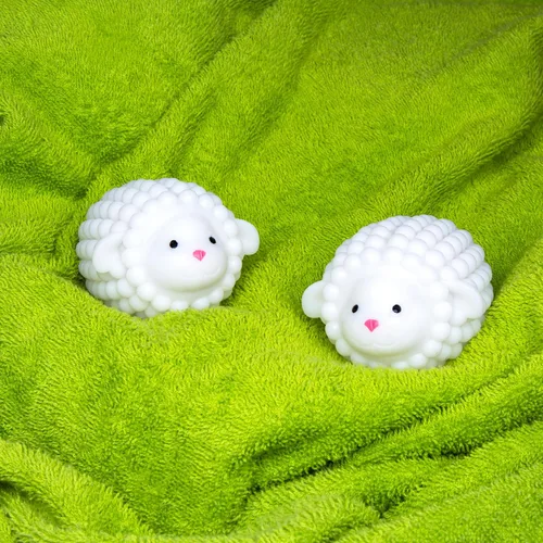 Miniatura 5 de Kikkerland Juego de dos secadores reutilizables para ropa sucia – Pelotas para secadora suavizantes de tela – Control estático, elimina arrugas