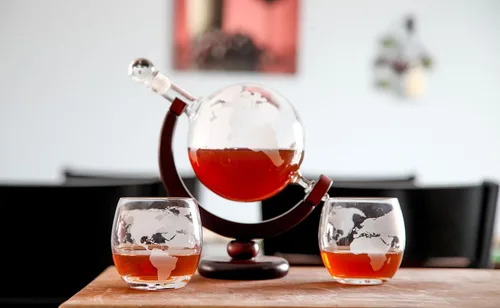 Miniatura 4 de Lily's Home Decantador de whisky World Globe con soporte de madera con acabado oscuro, embudo de barra y 2 vasos a juego (28.7 fl oz)