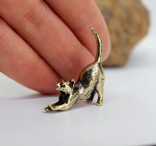 Miniatura 3 de Figura de gato estirada fundida a mano en latón, pequeño gatito, regalo coleccionable para amantes de los gatos, pequeña baratija decorativa de metal