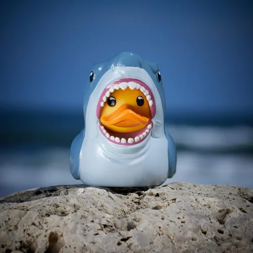 Miniatura 3 de TUBBZ Figura coleccionable de pato de goma de vinilo de Bruce The Shark de edición en caja, producto oficial de Jaws, TV, películas y videojuegos