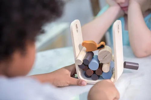 Miniatura 5 de PlanToys Timber Tumble - Juego de equilibrio y estrategia de madera para niños a partir de 3 años Juguete educativo Montessori para habilidades