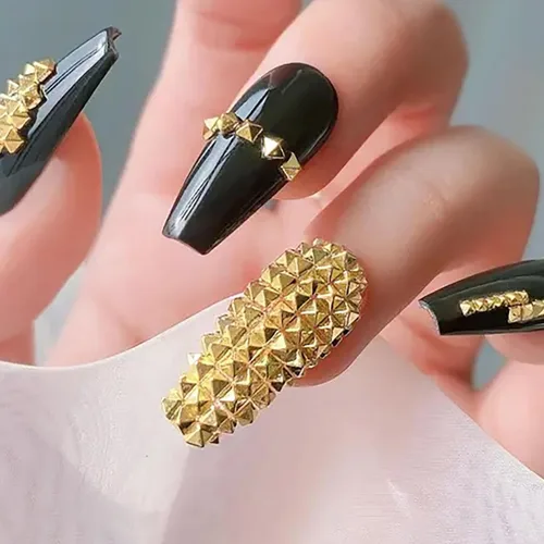 Miniatura 2 de WOKOTO 600 dijes de uñas de pirámide punk dorados, remaches de pirámide de oro 3D para uñas, tachuelas de metal punk, dijes de uñas góticas