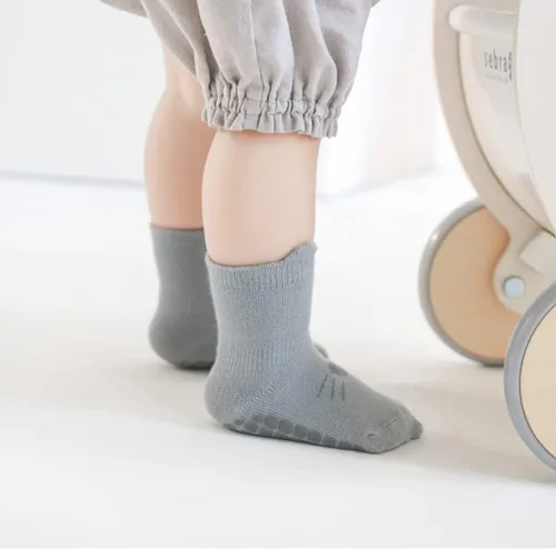 Miniatura 3 de Tatibana Calcetines antideslizantes para bebé, 5 pares de calcetines antideslizantes para niños pequeños, calcetines de dibujos animados para bebés