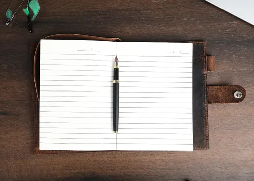 Miniatura 2 de Diario de cuero para hombres y mujeres – Cuaderno de cuero de brújula forrado recargable de alta calidad con bolígrafo, ranura para monedas