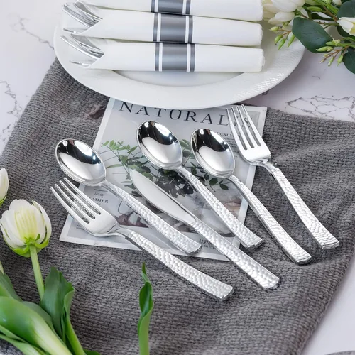 Miniatura 6 de WELLIFE 50 cubiertos de plástico plateado martillado para invitados, servilletas preenrolladas con cubiertos de plata, cubiertos desechables