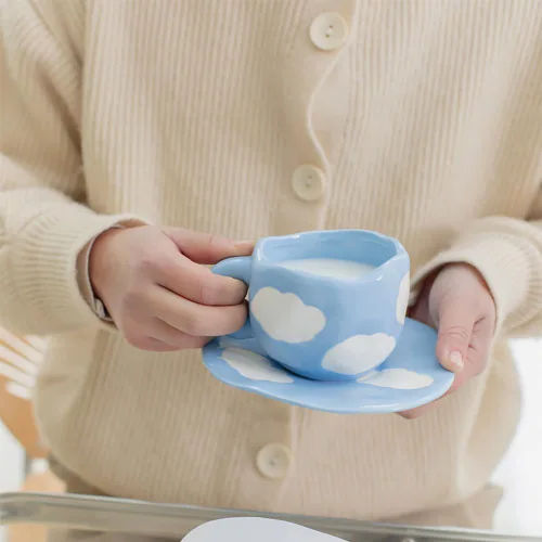 Miniatura 6 de Taza de cerámica Noviko Cloud con platillo, taza de té en forma de nube para niñas y mamá, 11 oz Cielo azul y nubes blancas
