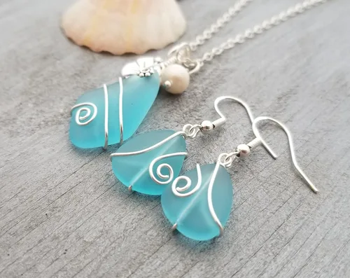 Miniatura 6 de Juego de collar de cristal de mar azul turquesa envuelto en alambre + aretes, piedra natal de diciembre, hibisco y perla de agua dulce