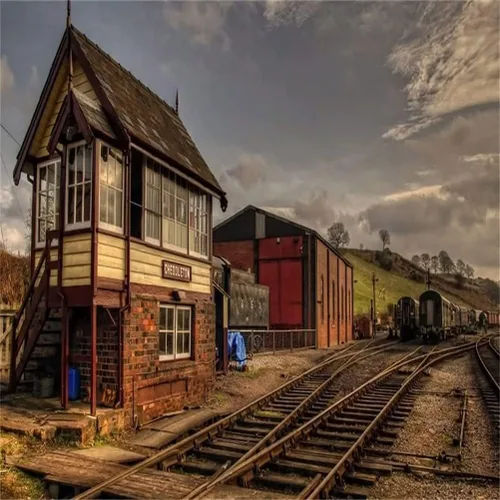Miniatura 10 de AOFOTO Telón de fondo de pista de tren antiguo de 7 x 5 pies, estilo vintage, estación de tren, fotografía, locomotora, casa de ferrocarril, adulto