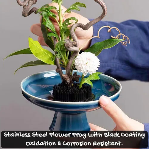 Miniatura 3 de Serie Kenzan negra: arreglo floral redondo de rana con flores de rana, soporte de pines florales japoneses con base de goma para arreglo de Ikebana