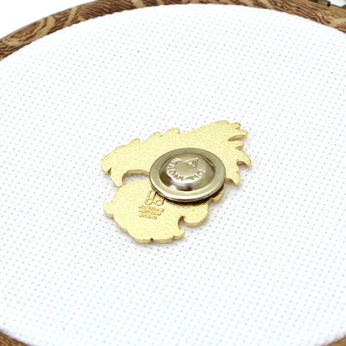 Miniatura 5 de Needle Minder Set – Mandala Dragon Magnetic Needle Minder + 2 enhebradores de agujas + tijeras de grúa. Pin de esmalte para punto de cruz, bordado
