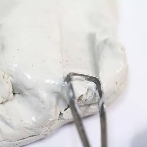 Miniatura 6 de Mont Marte Arcilla de modelado endurecida al aire blanca, 2 kg (4.4 lb). Tiempo de secado aproximado de 24 horas. Fácil de suavizar y amasar.
