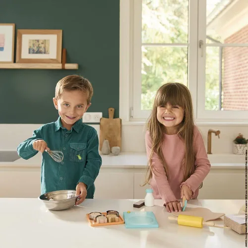 Miniatura 7 de Janod - My Bakery - Juego de té de cocina y muñeca - 19 piezas de madera y fieltro incluidas - Pinturas a base de agua - 3 años + J06618