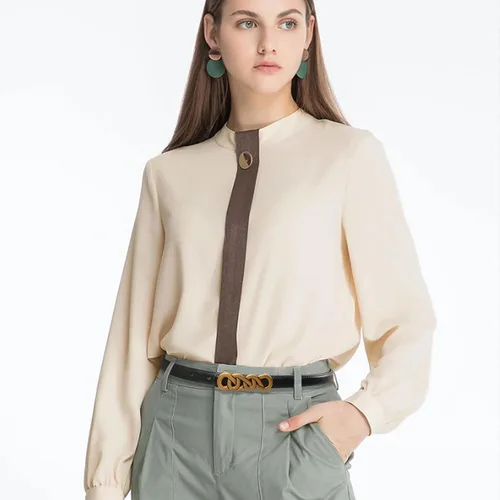 Miniatura 115 de Cinturón de cuero clásico con hebilla de metal para mujer con vestido de jeans